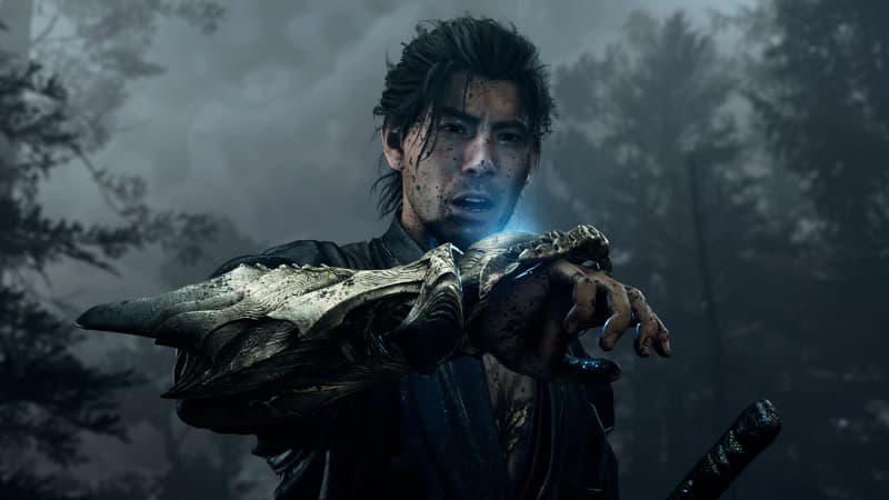 Close-up of the protagonist wearing the Oni Gauntlet, sword drawn, in a misty forest